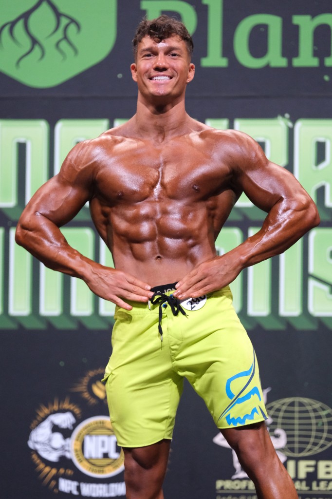 Nassim sur scène en compétition bodybuilding
